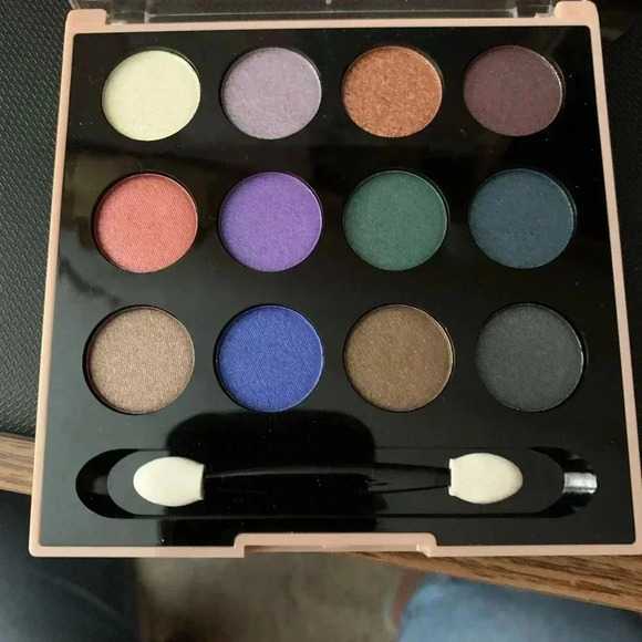🌺HOST PICK🌺 Eyeshadow 12 Shads Pallet - Picture 2 of 3